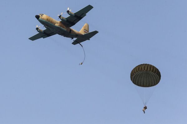 Иранский десантник прыгает с парашютом во время учений иранской армии - 俄罗斯卫星通讯社