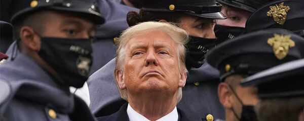 Президент США Дональд Трамп в окружении армейских кадетов - 俄罗斯卫星通讯社