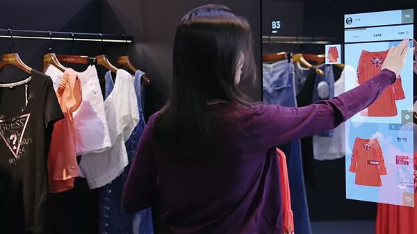 Женщина в магазине одежды - 俄罗斯卫星通讯社