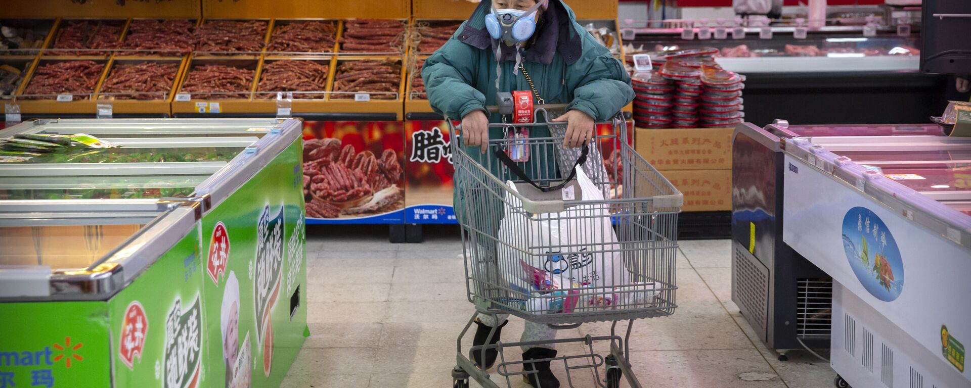 Женщина в маске в продуктовом магазине. Пекин - 俄罗斯卫星通讯社, 1920, 10.03.2021