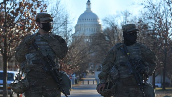 Сотрудники Национальной гвардии возле здания Капитолия в Вашингтоне - 俄罗斯卫星通讯社