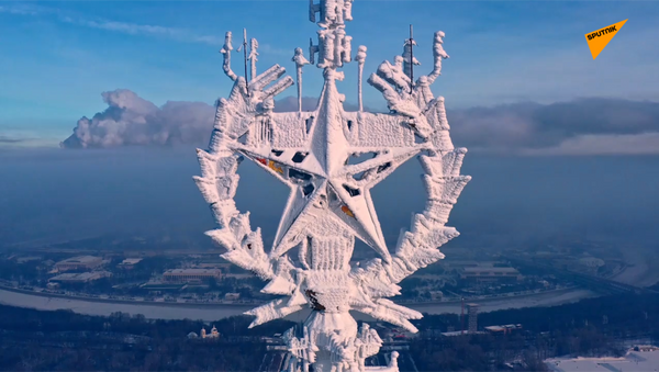 莫斯科国立大学主楼尖顶上结冰的星星 - 俄罗斯卫星通讯社
