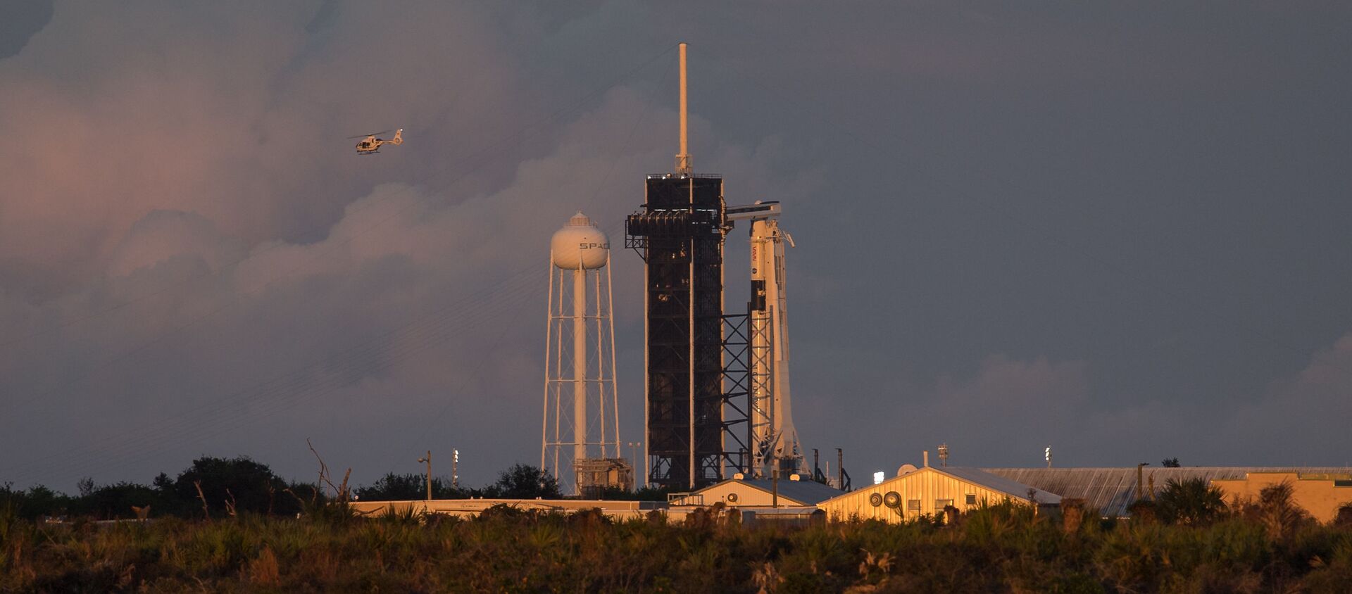Подготовка к запуску к МКС ракеты Falcon 9 с кораблем Crew Dragon на космодроме Космического центра им. Дж. Ф. Кеннеди. - 俄羅斯衛星通訊社, 1920, 18.05.2021