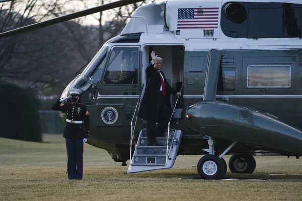 Дональд Трамп садится на борт вертолета, покидая Белый дом Дональд Трамп садится на борт вертолета, покидая Белый дом - 俄羅斯衛星通訊社