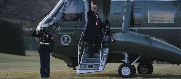 Дональд Трамп садится на борт вертолета, покидая Белый дом Дональд Трамп садится на борт вертолета, покидая Белый дом - 俄羅斯衛星通訊社