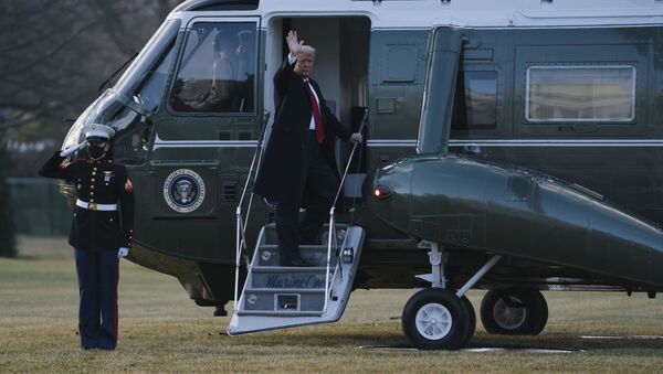 Дональд Трамп садится на борт вертолета, покидая Белый дом - 俄羅斯衛星通訊社