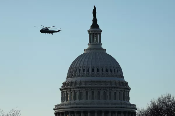 Вертолет с президентом США Дональдом Трампом и первой леди Меланией Трамп на борту пролетает над Капитолием США перед инаугурацией избранного президента США Джо Байдена Вертолет с президентом США Дональдом Трампом и первой леди Меланией Трамп на борту пролетает над Капитолием США перед инаугурацией избранного президента США Джо Байдена - 俄羅斯衛星通訊社