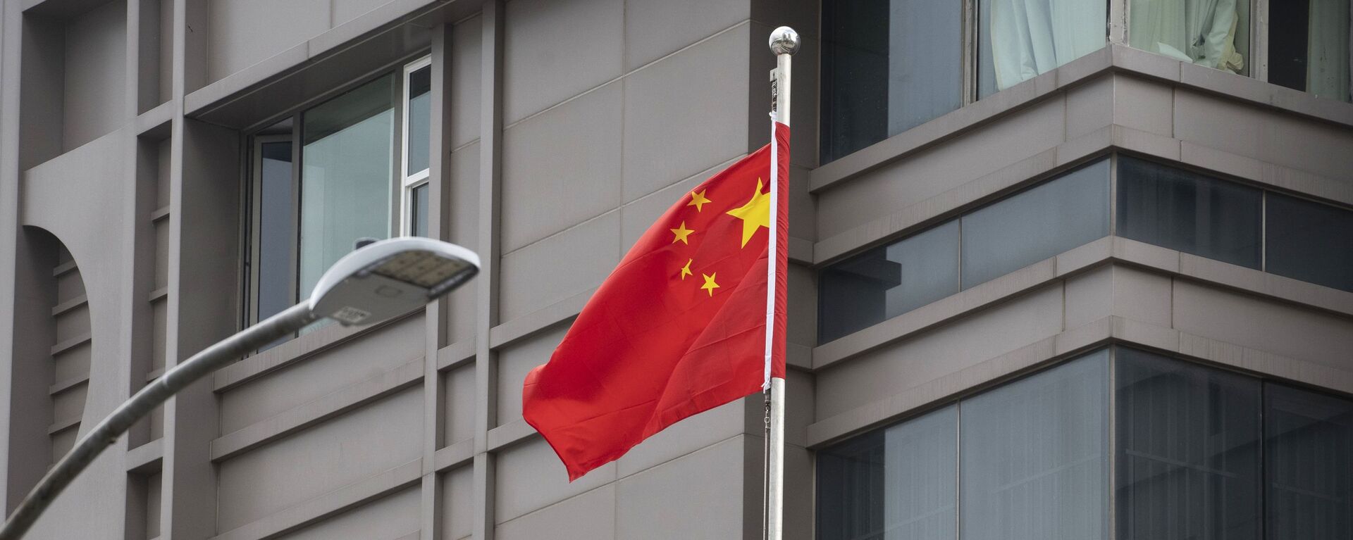  Флаг КНР возле консульства Китая в Хьюстоне. - 俄羅斯衛星通訊社, 1920, 27.07.2021