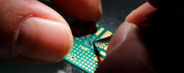 Установка полупроводника на плату в центре Tsinghua Unigroup в Пекине. Китай. Архивное фото Установка полупроводника на плату в центре Tsinghua Unigroup в Пекине. Китай. Архивное фото - 俄羅斯衛星通訊社