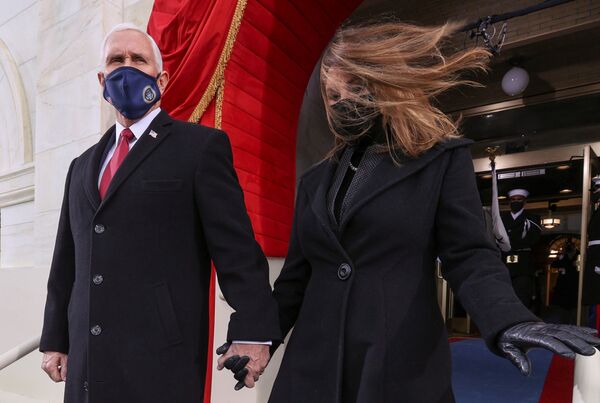 Вице-президент США Майк Пенс и его супруга Карен прибывают на инаугурацию Джо Байдена - 俄羅斯衛星通訊社