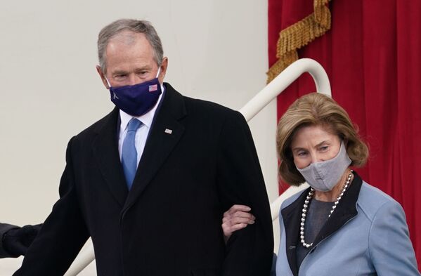 Экс-президент США Джордж Буш со своей женой Лаурой прибывают на церемонию инаугурации Джо Байдена - 俄罗斯卫星通讯社