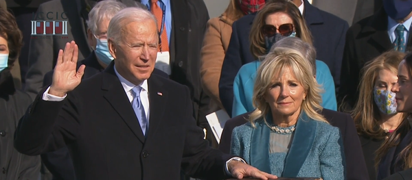 拜登和哈里斯宣誓效忠憲法 - 俄罗斯卫星通讯社