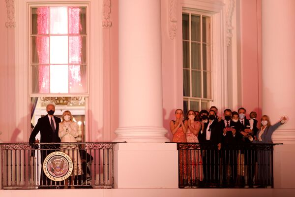 美国总统拜登夫妇在白宫阳台上观看就职庆典焰火表演 - 俄罗斯卫星通讯社