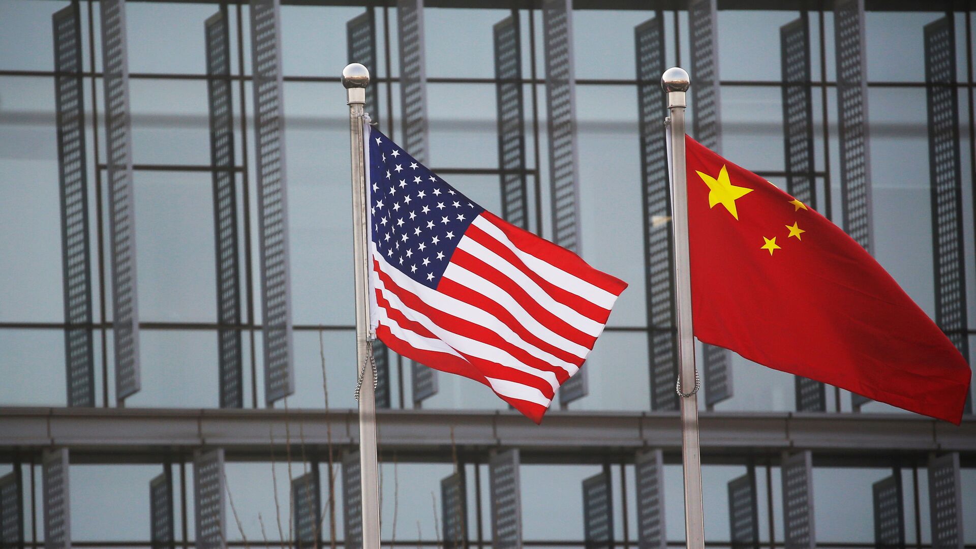 Флаги США и КНР около американской компании в Пекине - 俄羅斯衛星通訊社, 1920, 04.10.2021