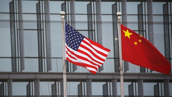 Флаги США и КНР около американской компании в Пекине - 俄罗斯卫星通讯社