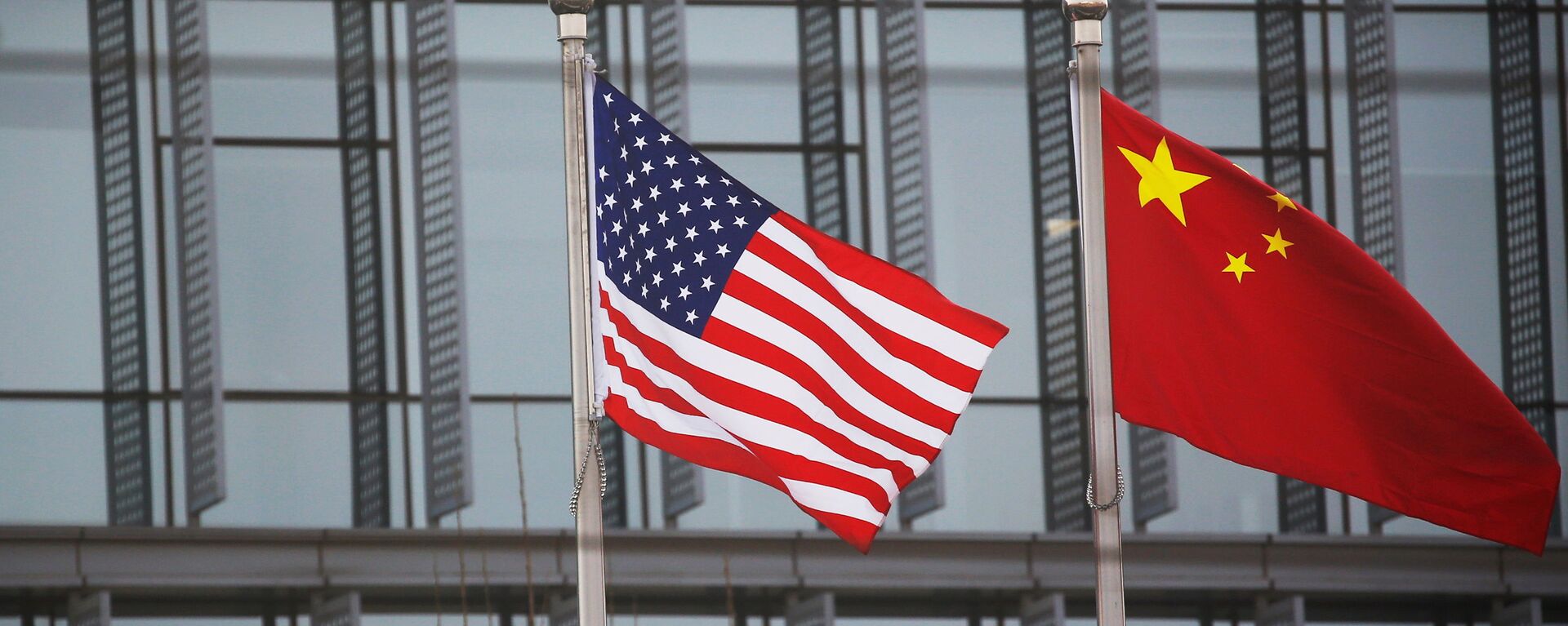 Флаги США и КНР около американской компании в Пекине - 俄罗斯卫星通讯社, 1920, 25.02.2021