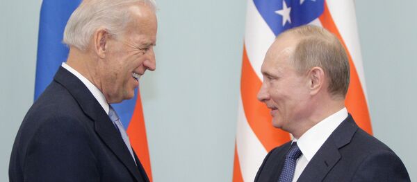 Председатель правительства РФ Владимир Путин в Доме правительства РФ приветствует во время встречи вице-президента США Джозефа Байдена (справа налево).  - 俄罗斯卫星通讯社