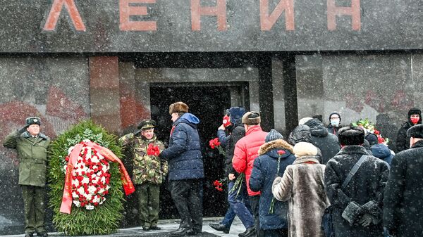 俄共代表在列宁逝世100周年纪念日向列宁墓献花
