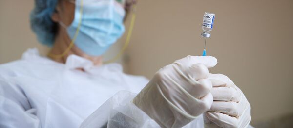 Медицинский сотрудник набирает в шприц вакцину от коронавируса Спутник-V (Гам-КОВИД-Вак) Медицинский сотрудник набирает в шприц вакцину от коронавируса Спутник-V (Гам-КОВИД-Вак) - 俄羅斯衛星通訊社