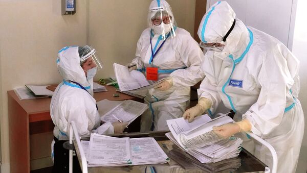 Медицинские работники на медицинском посту во временном госпитале для больных COVID-19, организованном в выставочном комплексе Ленэкспо.  - 俄羅斯衛星通訊社