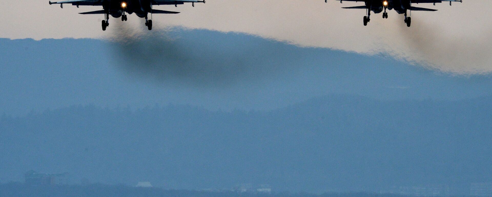 Истребители Су-27СМ совершают посадку во время летно-тактических учений в Приморском крае - 俄羅斯衛星通訊社, 1920, 11.03.2021
