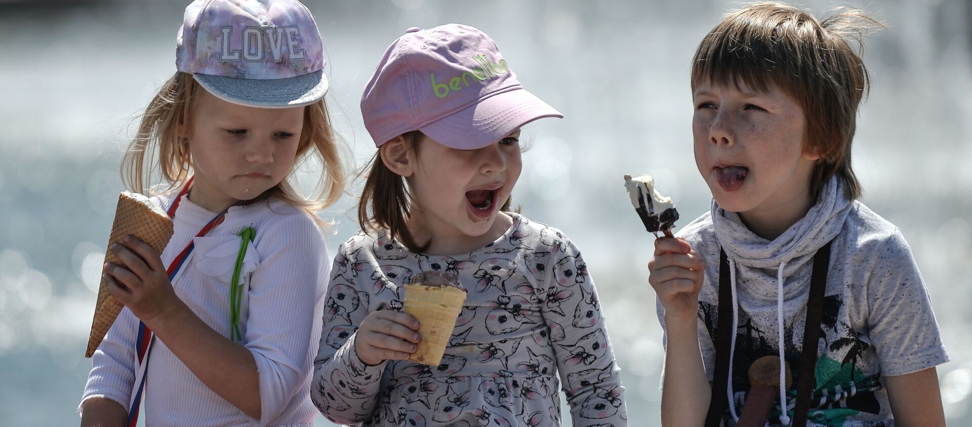 Дети едят мороженое у фонтана на ВДНХ в Москве, Москва, 2015 год - 俄罗斯卫星通讯社, 1920, 02.04.2021
