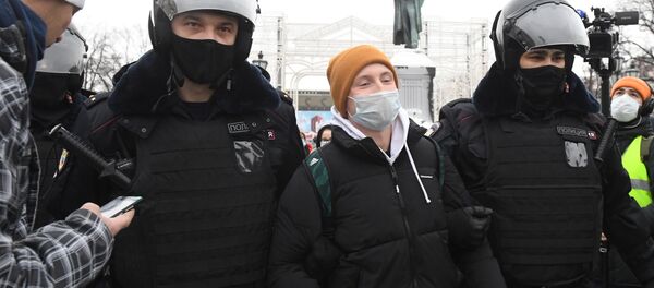 Сотрудники правоохранительных органов задерживают участника несанкционированной акции сторонников Алексея Навального в Москве - 俄罗斯卫星通讯社