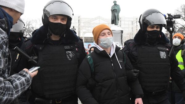 Сотрудники правоохранительных органов задерживают участника несанкционированной акции сторонников Алексея Навального в Москве - 俄罗斯卫星通讯社