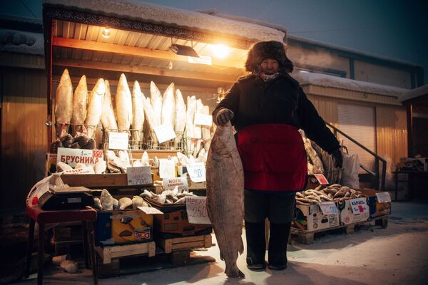Торговец рыбой на рынке в Якутске - 俄羅斯衛星通訊社
