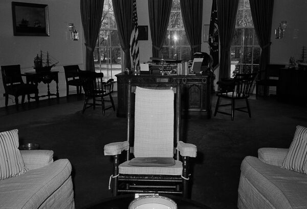 1962年，肯尼迪總統在白宮橢圓形辦公室內放置的搖椅。 - 俄羅斯衛星通訊社
