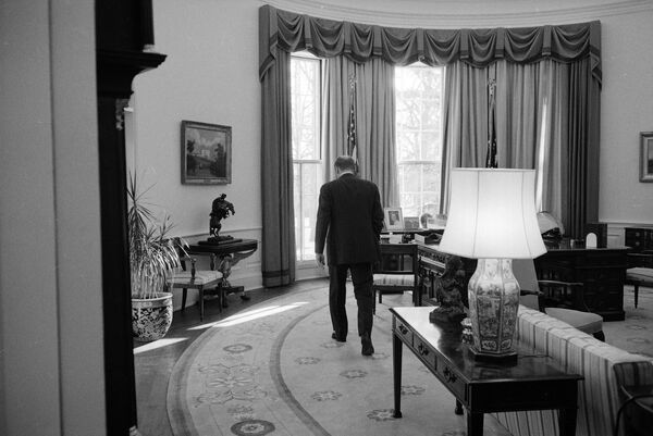 1977年，福特總統在白宮橢圓形辦公室中的最後一天。 - 俄羅斯衛星通訊社