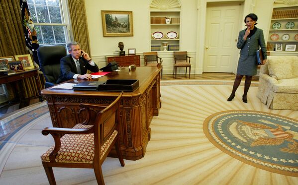 2003年，小布什总统与国务卿赖斯在白宫椭圆形办公室。 - 俄罗斯卫星通讯社