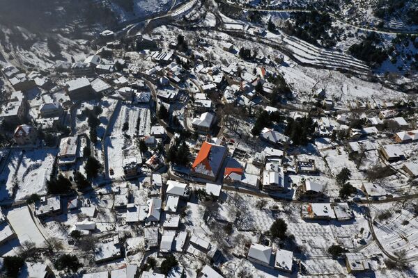 Вид на заснеженную деревню Таннурин в ливанских горах  - 俄羅斯衛星通訊社