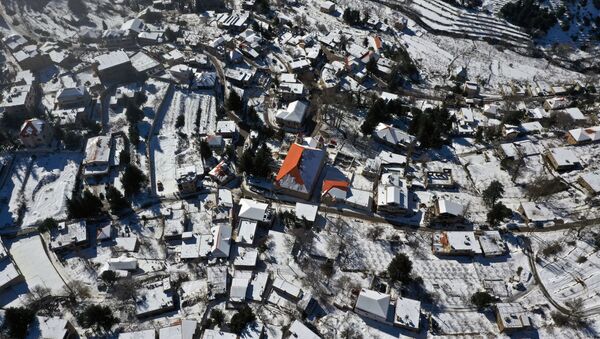 Вид на заснеженную деревню Таннурин в ливанских горах  - 俄罗斯卫星通讯社