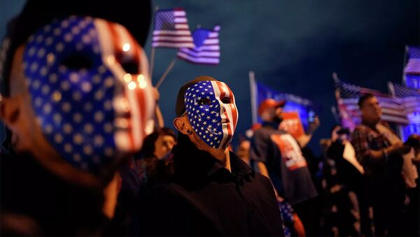 Люди с флагами США - 俄羅斯衛星通訊社