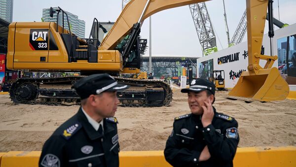 Охранники на фоне рабочей техники Caterpillar в Шанхае - 俄罗斯卫星通讯社