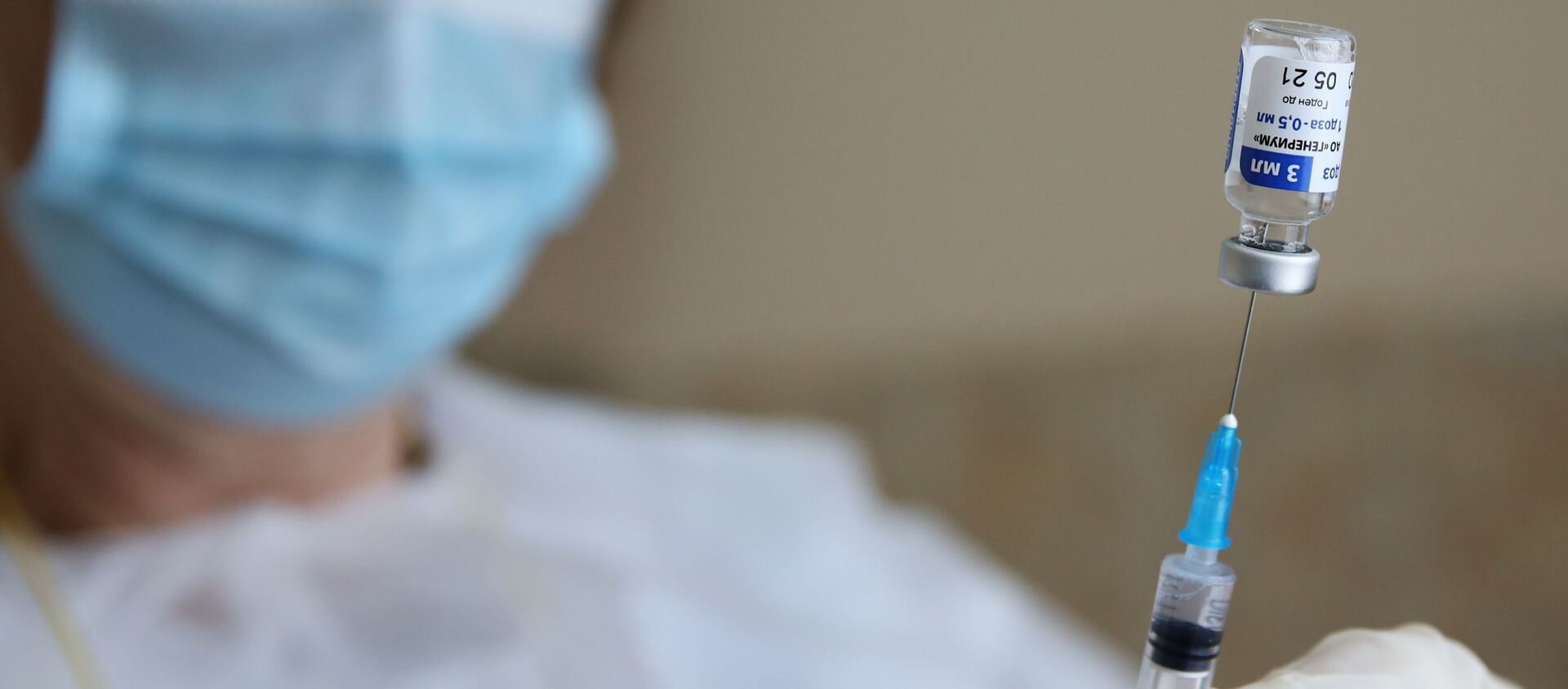 Медицинский сотрудник набирает в шприц вакцину от коронавируса Спутник-V - 俄罗斯卫星通讯社, 1920, 01.02.2021