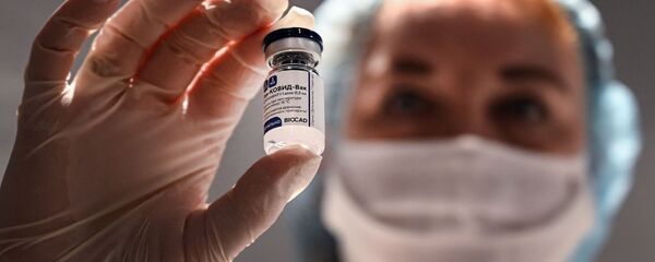 Пузырек с вакциной Спутник V в руке медицинского работника Пузырек с вакциной Спутник V в руке медицинского работника - 俄羅斯衛星通訊社