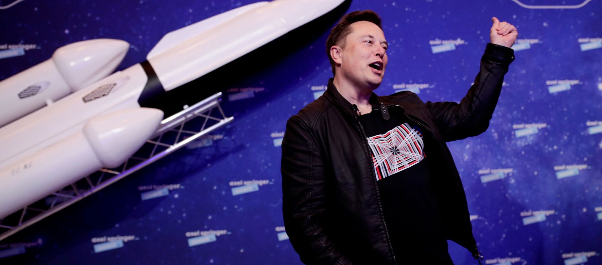 SpaceX owner and Tesla CEO Elon Musk gestures after arriving on the red carpet for the Axel Springer award, in Berlin, Germany, December 1, 2020.  - 俄羅斯衛星通訊社, 1920, 04.02.2021