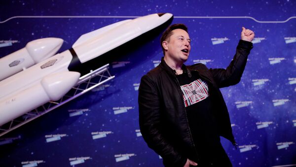 SpaceX owner and Tesla CEO Elon Musk gestures after arriving on the red carpet for the Axel Springer award, in Berlin, Germany, December 1, 2020.  - 俄罗斯卫星通讯社