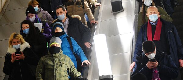 Пассажиры на эскалаторе станции метро Парк Культуры московского метрополитена. - 俄羅斯衛星通訊社