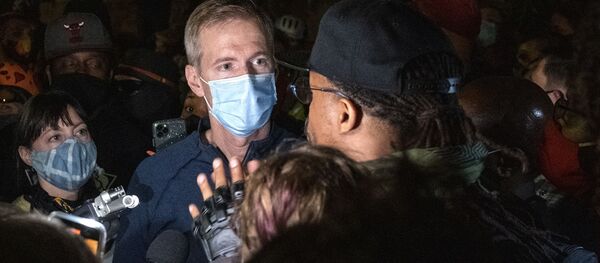 美国波特兰市长因口罩问题与一男子发生争吵并向其喷洒胡椒喷剂 - 俄罗斯卫星通讯社