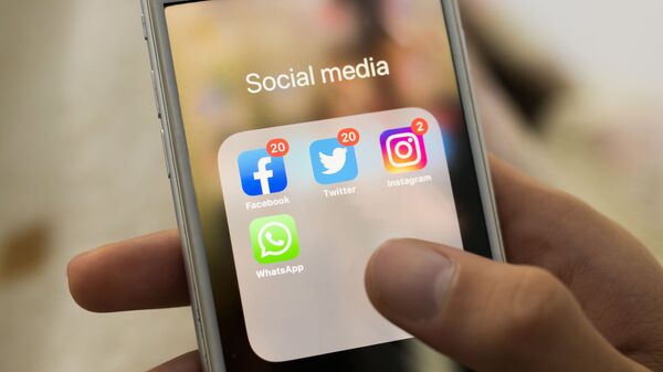 Иконки Facebook, Twitter, Instagram, WhatsApp на экране смартфона - 俄羅斯衛星通訊社