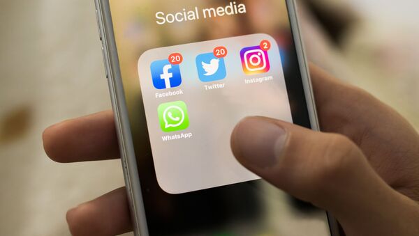 Иконки Facebook, Twitter, Instagram, WhatsApp на экране смартфона - 俄羅斯衛星通訊社
