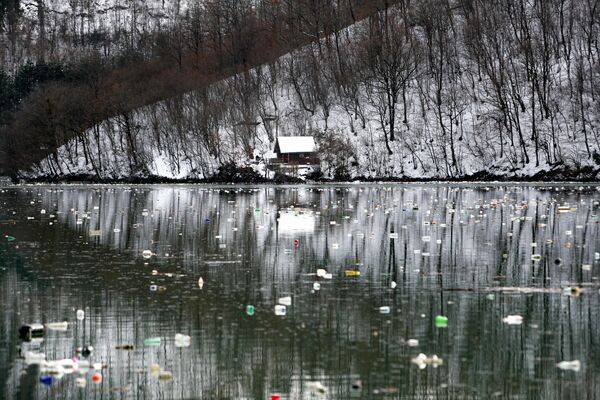 塞爾維亞波特佩科湖上垃圾成山
 - 俄羅斯衛星通訊社