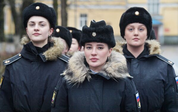 聖彼得堡彼得大帝海軍學院裡正在操練的女學員。 - 俄羅斯衛星通訊社
