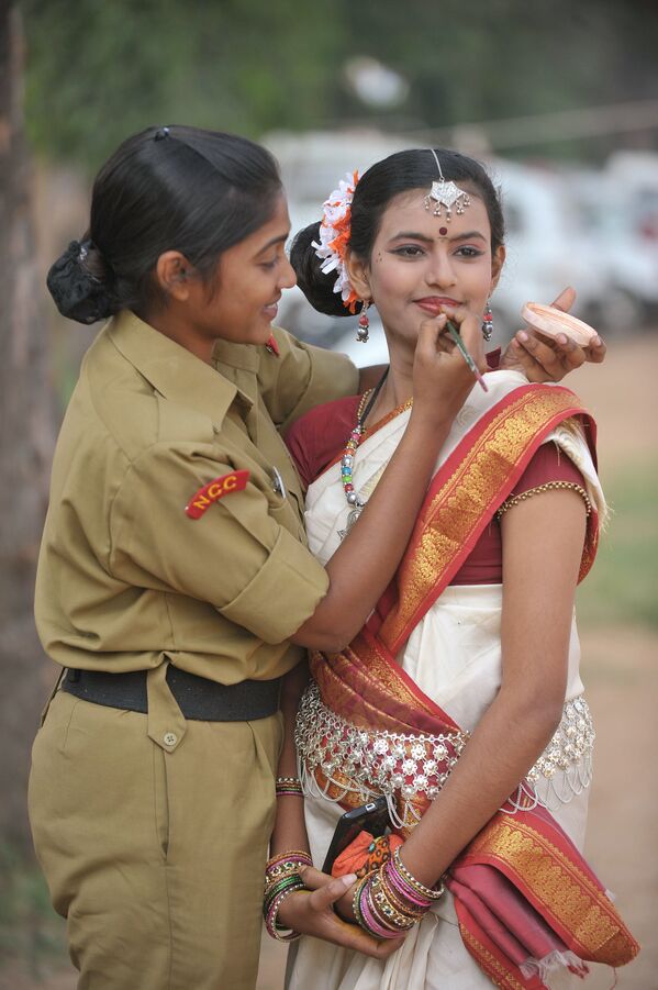 印度城市塞康德拉巴德的女學員在文藝節目開始前給同學化妝。 - 俄羅斯衛星通訊社