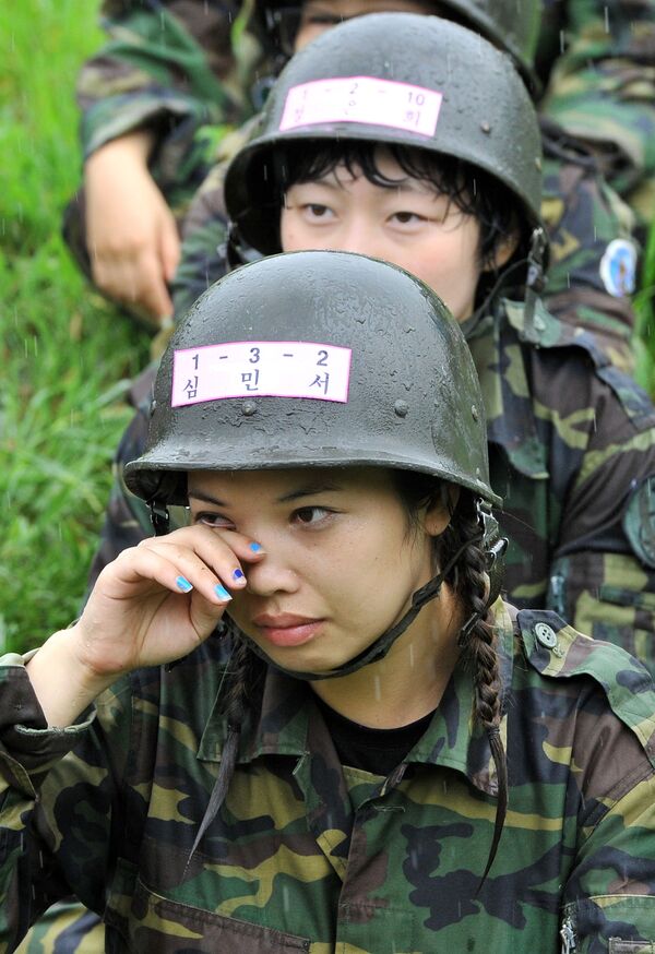首尔，参加军训的姑娘们。 - 俄罗斯卫星通讯社