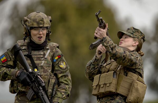 罗马尼亚和美国的女兵们在罗马尼亚卡普-米迪亚试验场里参加演习。 - 俄罗斯卫星通讯社