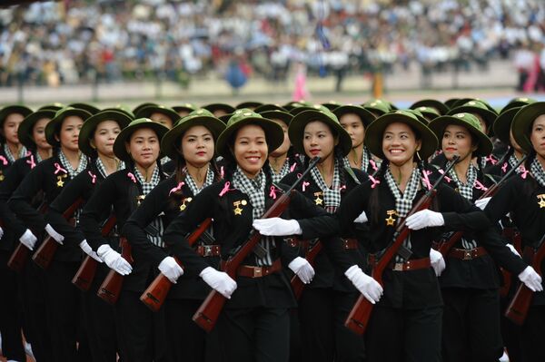 越南阅兵式上身着越共士兵制服的女兵们。 - 俄罗斯卫星通讯社